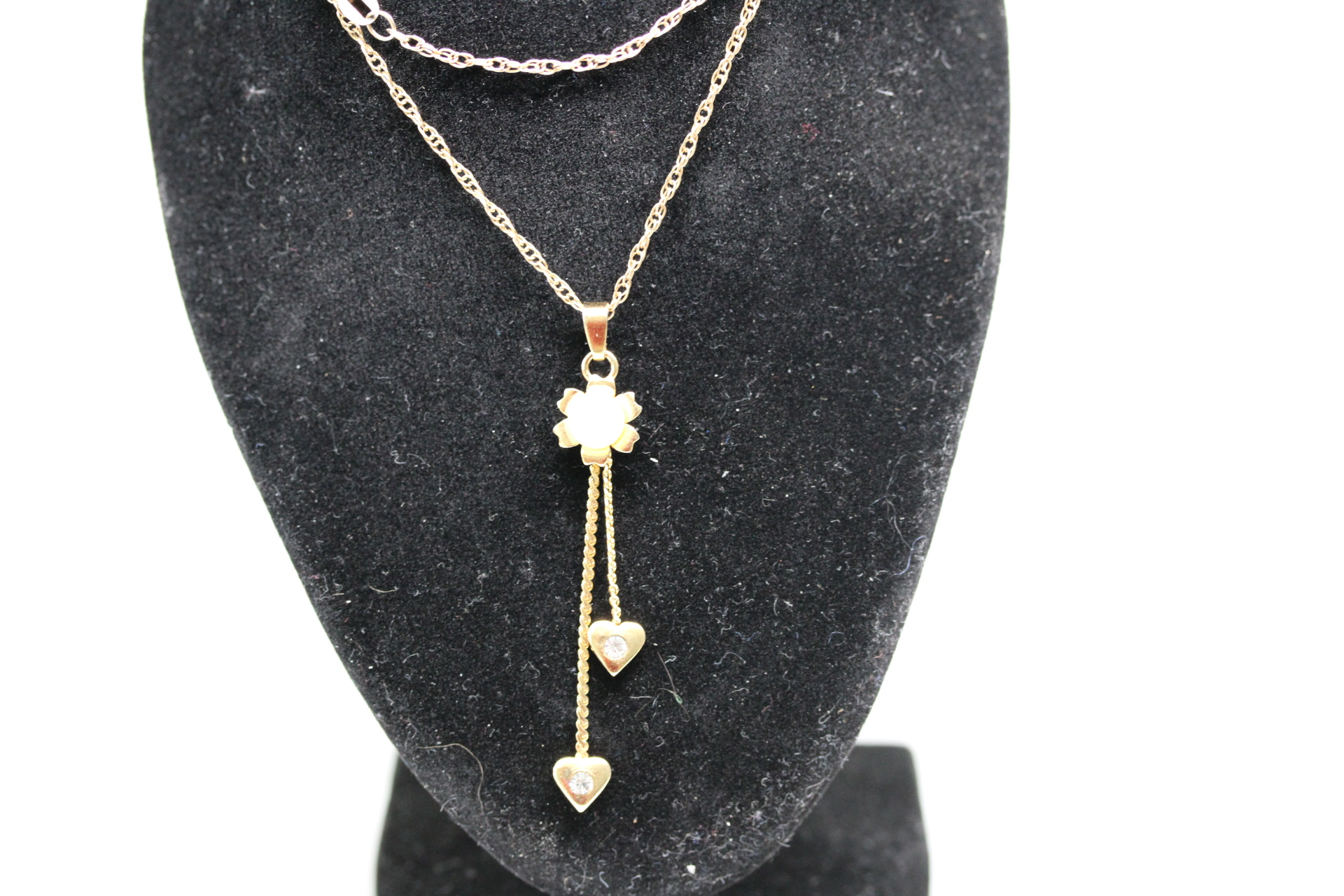 9ct Gold chain & pendant Weight 2.7g