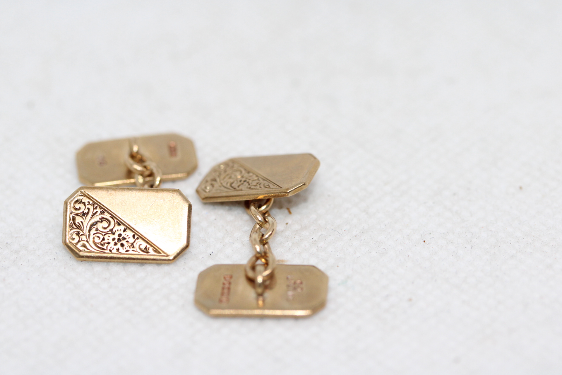 Pair of 9ct gold cufflinks Weight 7.5g