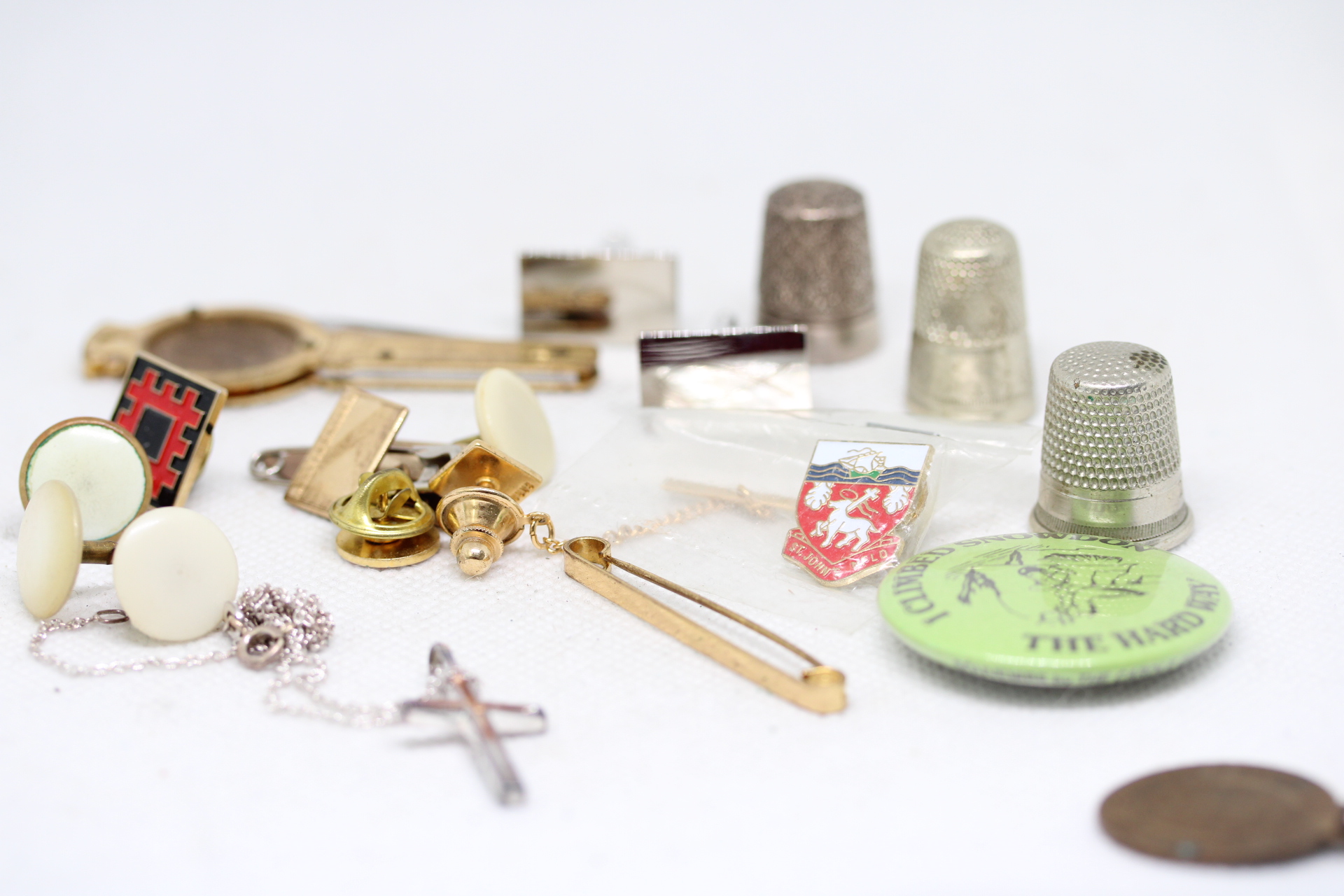 Collection of collectables to include silver thimbles, silver cross & chain & miniature compass