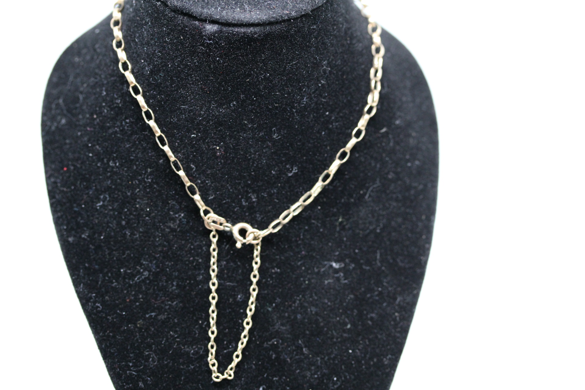 9ct Gold bracelet with safety chain Weight 2.1g