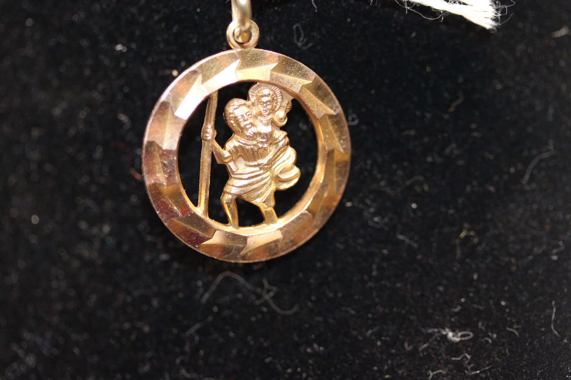 9ct Gold pendant Weight 4.3g