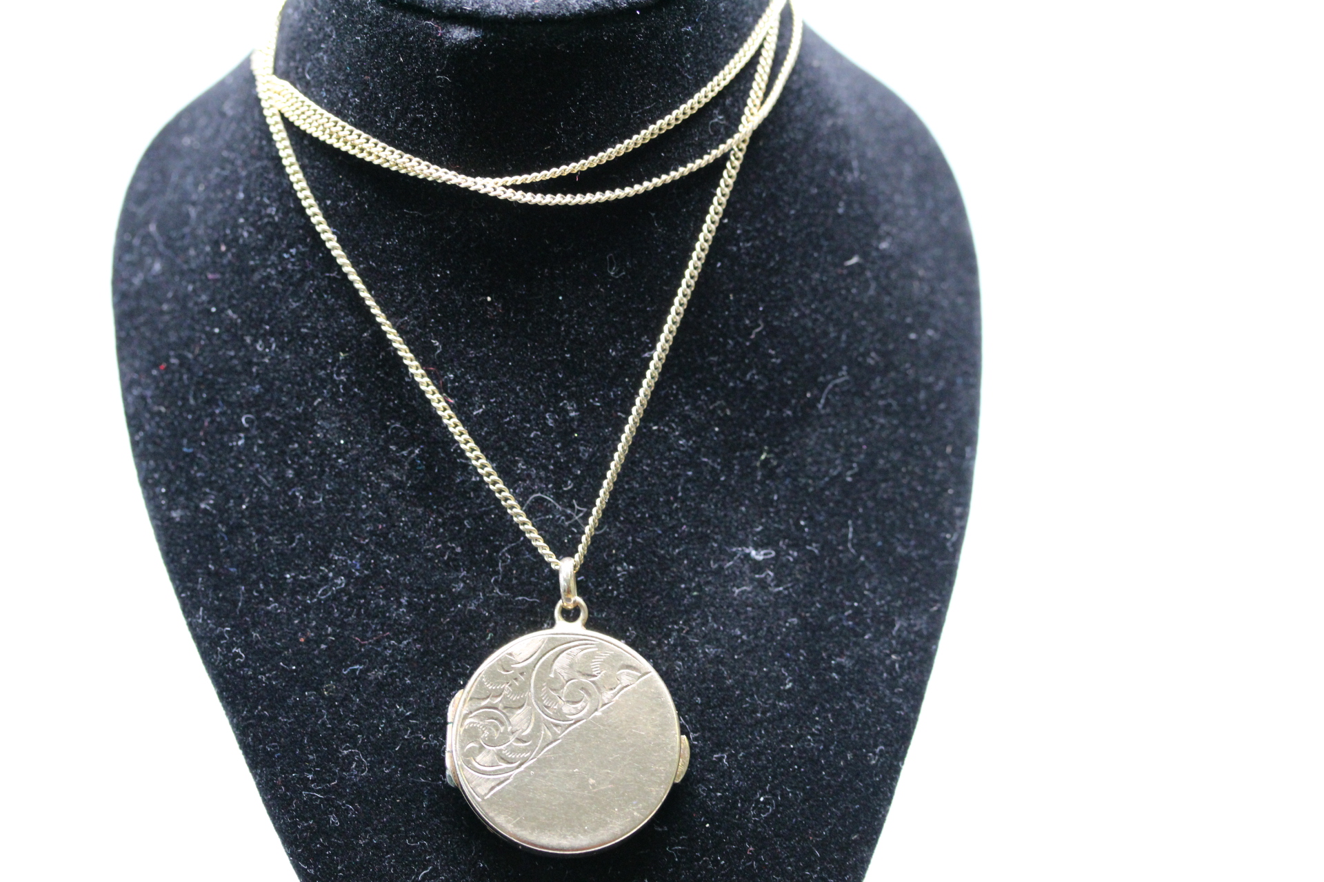 9ct Gold chain & photo pendant Weight 8.4g