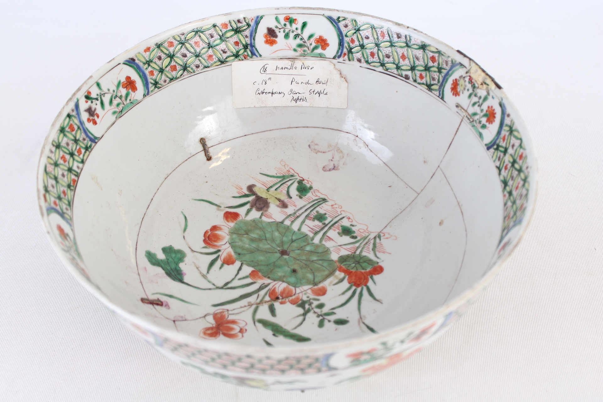 This lot is a good example of late 17th century kangxi porcelian. Famille Verte (green family)