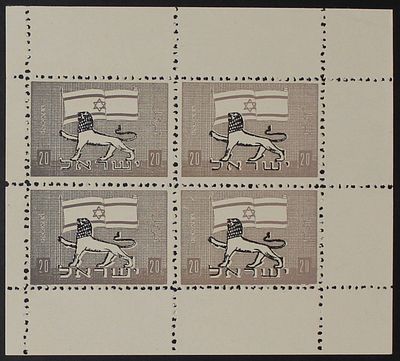 בולי ישראל 1948 , אריה ודגל , גיליון של 4 בולים עם הבלטה שחורה , מודפס על נייר ללא דבק מאחורה 