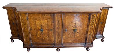 Area veneta (I quarto del XVIII secolo) Credenza con fianchi sagomati e piedi a cipolla - Area