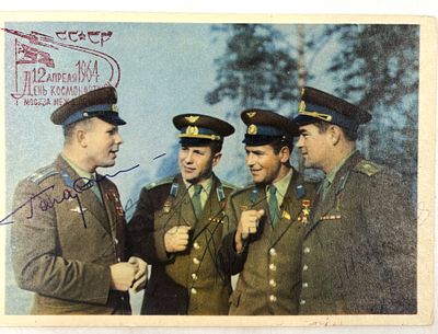 [Автографы космонавтов – Гагарин, Попович, Титов, Николаев] Открытка с фотопортретами. М. 
