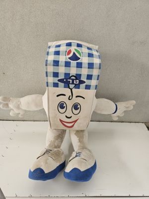 בובה ענקית של "תנובי" חלב תנובה