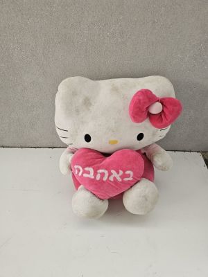 בובת פרווה ענקית של הלו קיטי
