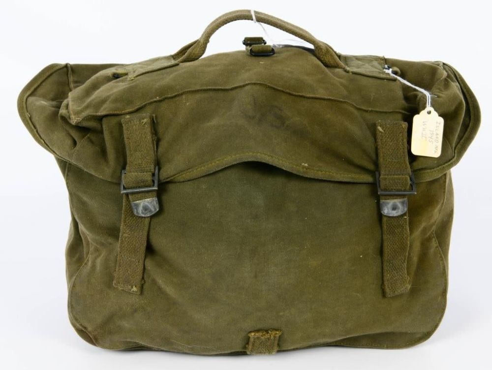 Lot 428: WWII Inland Mfg Cargo Field Pack M1945 lower pack