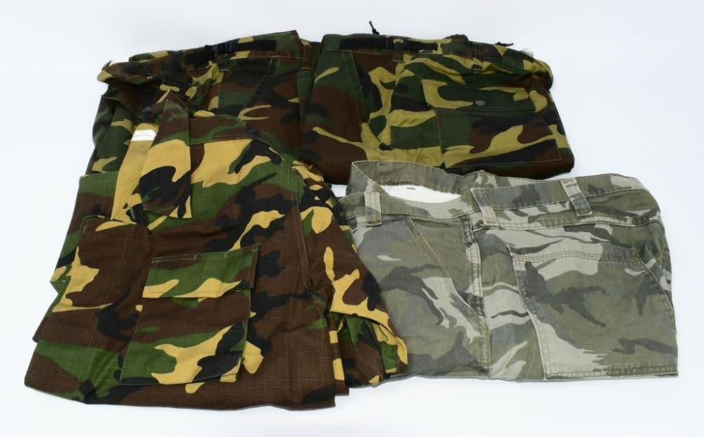 Lot 1580: Camo Clothing 3 pants 1 coat various style
