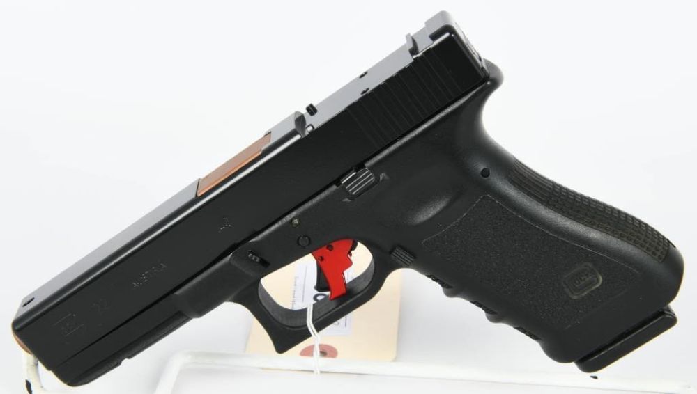 Lot 681: Glock G22 Gen3 Semi Auto Pistol Kit .40 S&W