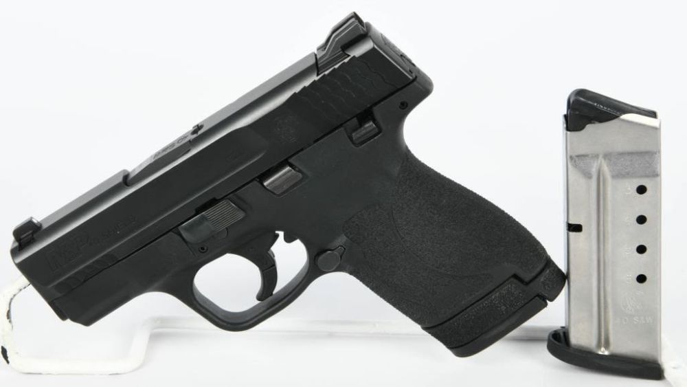Lot 867: Smith & Wesson M&P-40 Shield Semi Auto .40 S&W