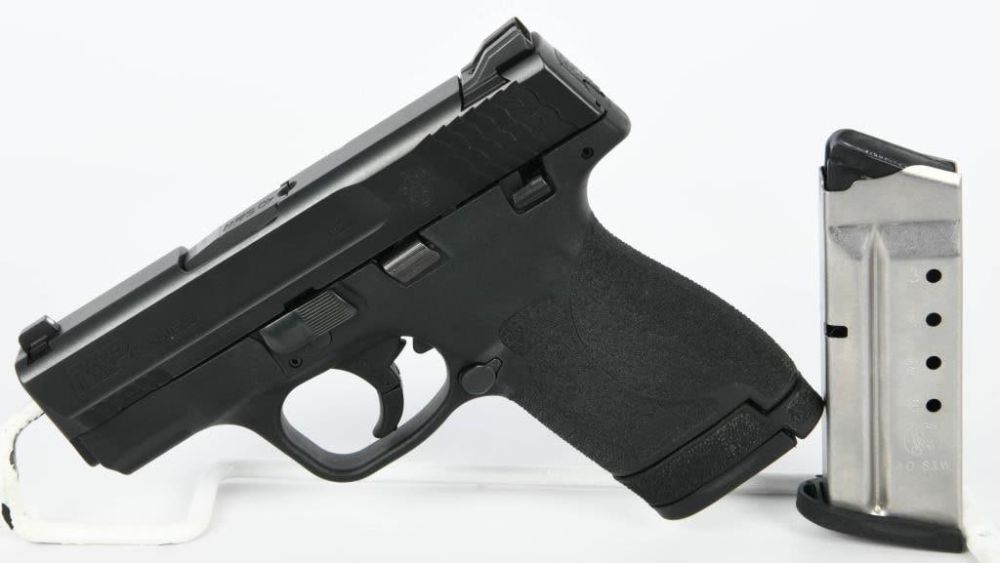 Lot 867: Smith & Wesson M&P-40 Shield Semi Auto .40 S&W