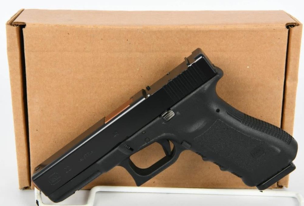 Lot 951: Glock G22 Gen3 Semi Auto Pistol Kit .40 S&W