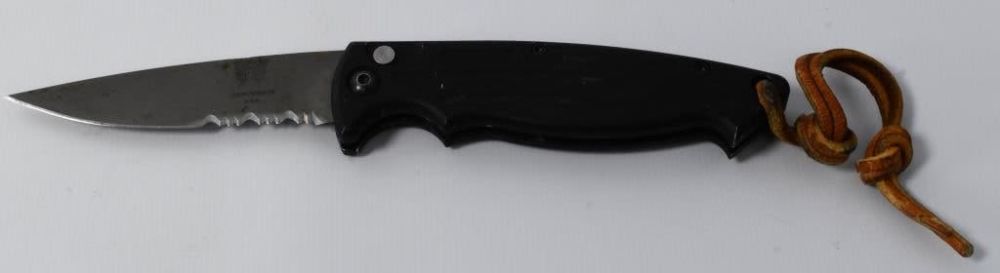 Lot 584: Vtg Benchmade 9000 Auto Bali-Song Knife