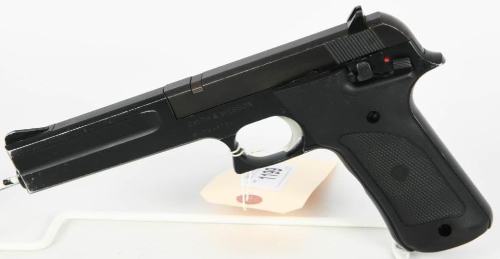 Lot 1199: Smith & Wesson Model 422 Semi Auto Pistol .22 LR
