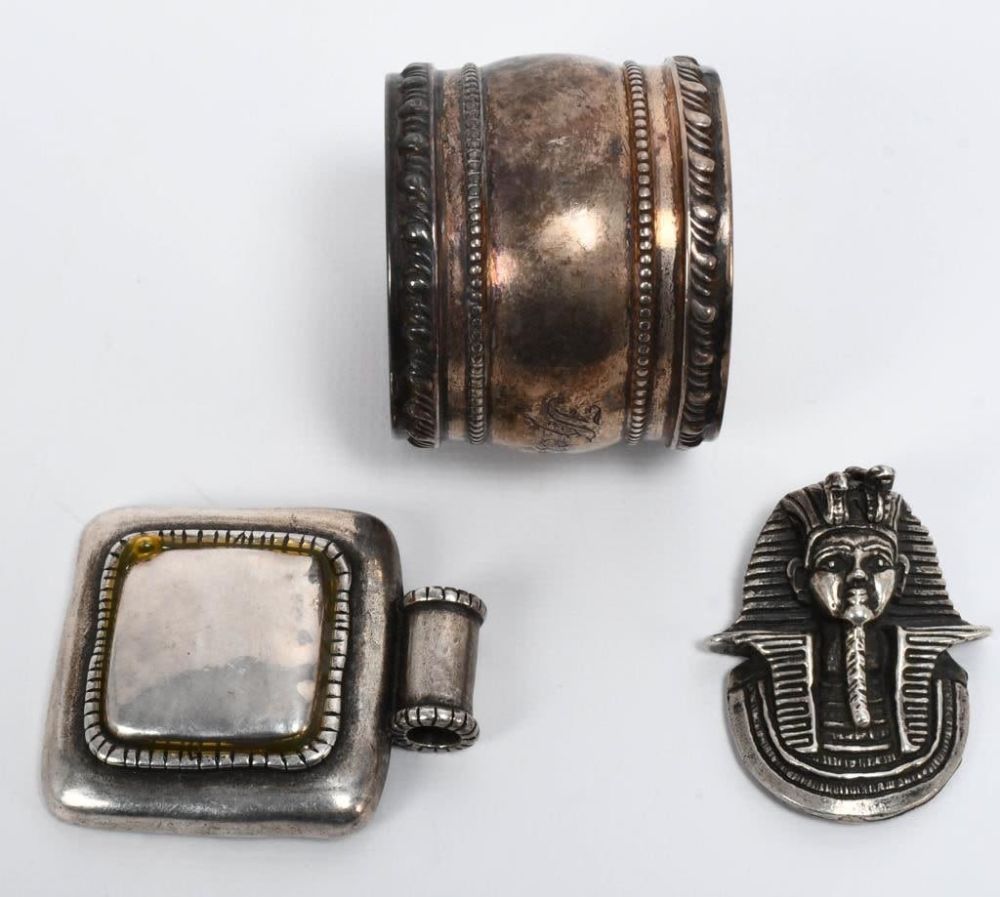 Lot 1250: Silver Napkin Holder, 2 Silver Necklace pend 96gra