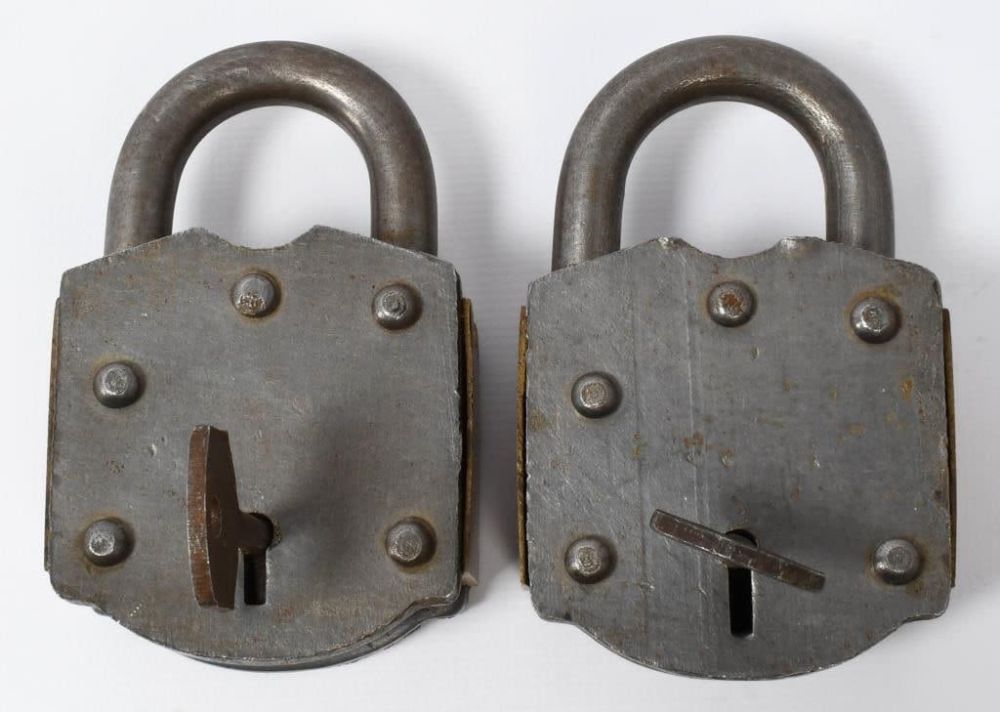 Lot 1265: 2 Rugged heavy duty padlock with keys