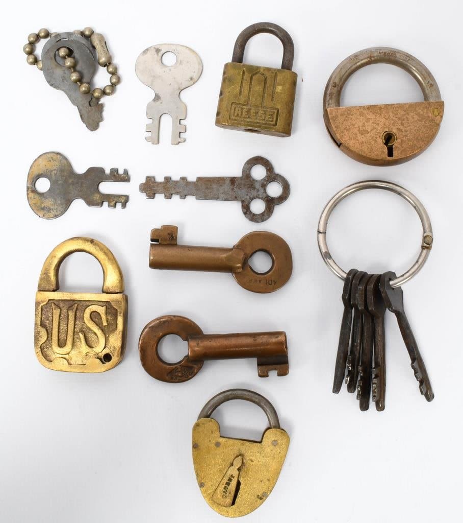 Lot 1385: Vintage / Antique Collectible Locks & Keys variou