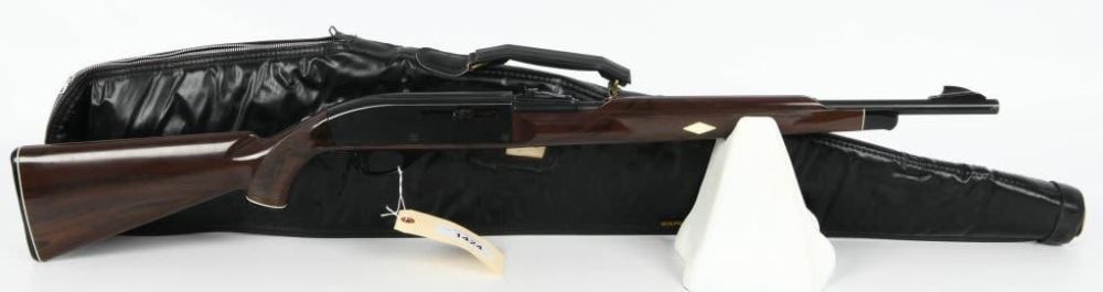 Lot 1424: Mint Remington Nylon 66 Semi Auto Rifle .22 LR