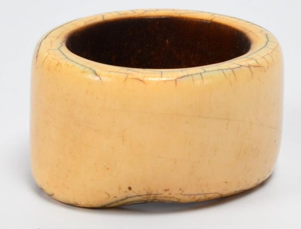 Lot 1472: Walrus Polished Tusk Bracelet 169.5 grams
