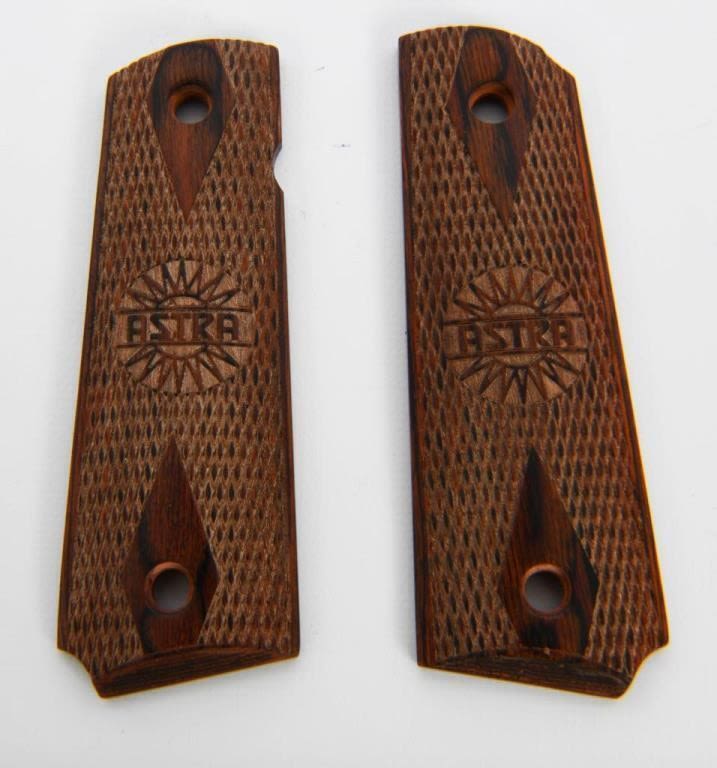 Lot 55: ASTRA checkered Wood Grip (repro)
