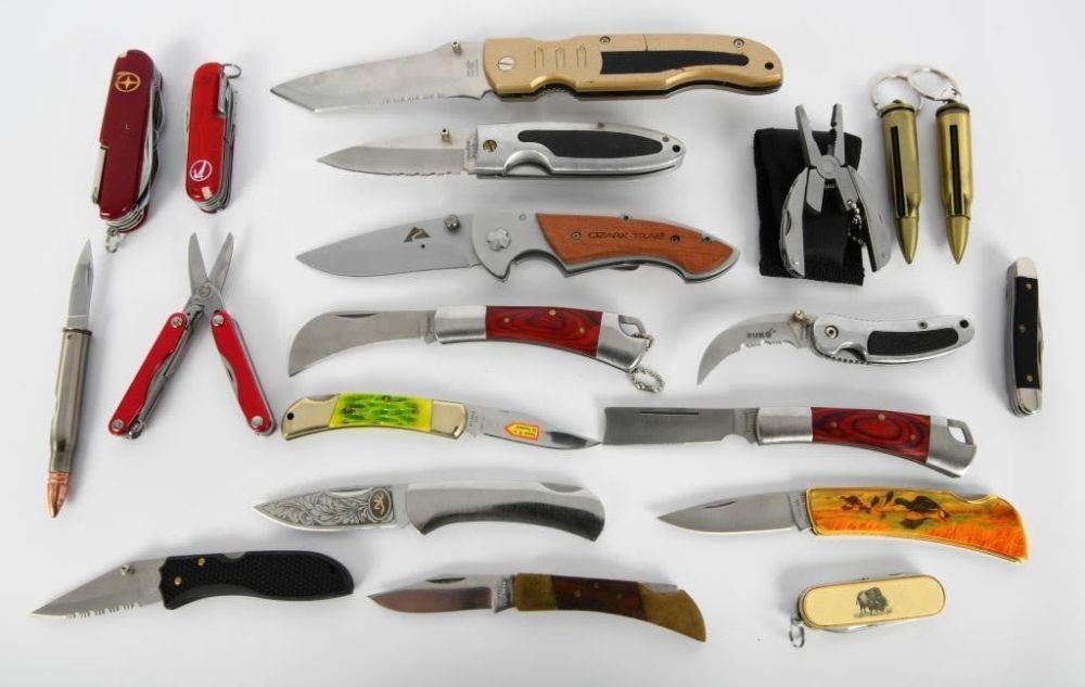 Lot 1174: Various Folding Knives and Multi Tools