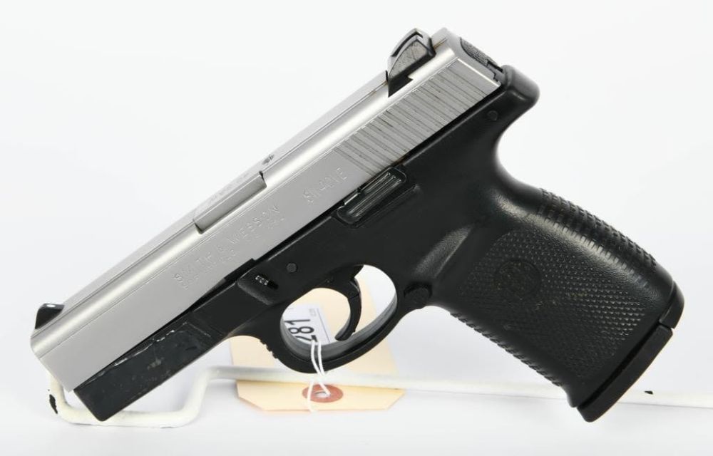 Lot 1281: Smith & Wesson SW40VE Semi Auto Pistol .40 S&W