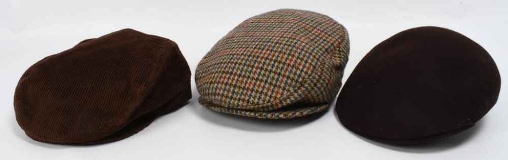 Lot 1583: (3) Various 1920 s "Newsboy"  style Hats  Men