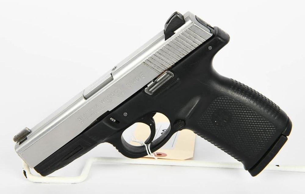 Lot 129: Smith & Wesson SW40VE Semi Auto Pistol .40 S&W