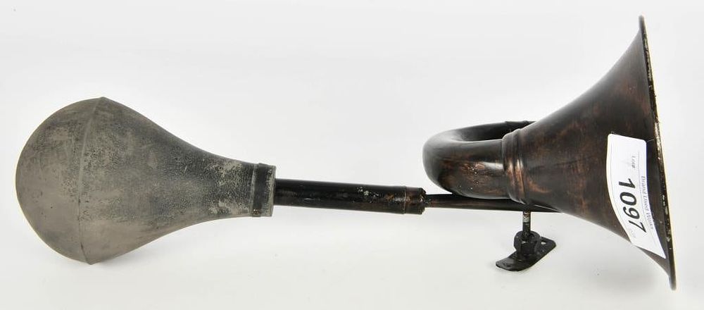 Lot 1097: Vintage Unmarked Bicycle Horn