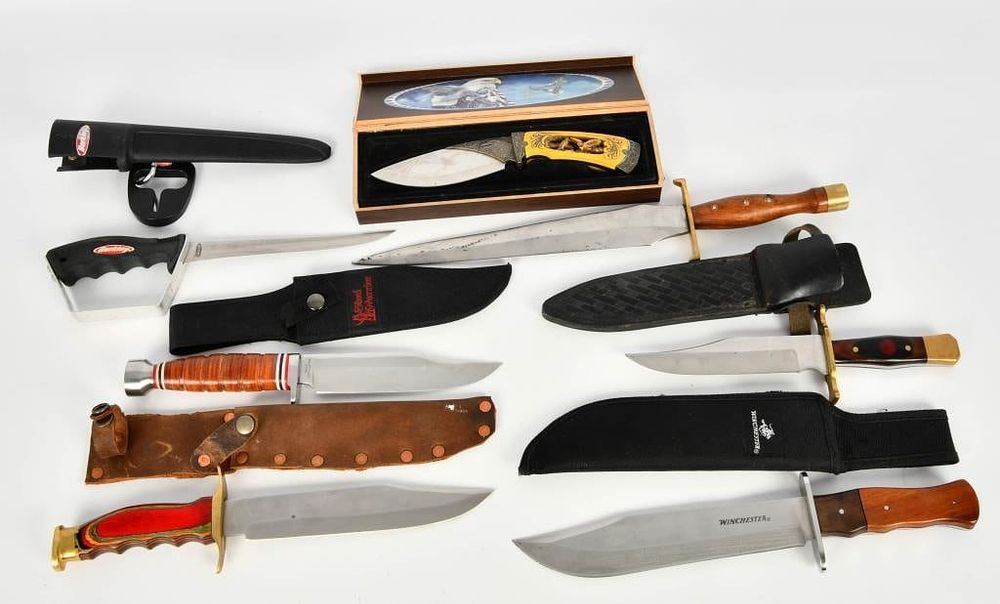 Lot 1517: Large Selection of Various Size Knives W/ Sheaths