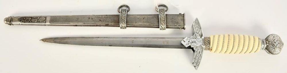 Lot 257: German Luftwaffe 2nd Model Dagger w/Scabbard