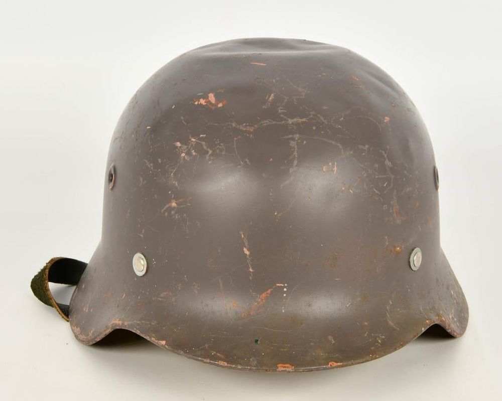 Lot 533: German WWII M40 Stahlman Steel Helmet