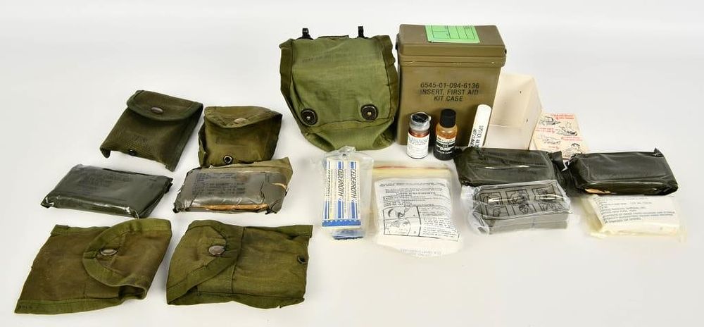 Lot 1490: 4 Small Dressing Pouches & 1 Large Dressing Pouch
