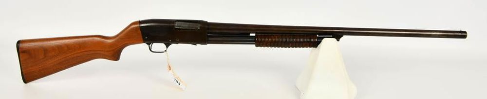 Lot 193: Savage Stevens Model 820B Pump Shotgun 12 Gauge