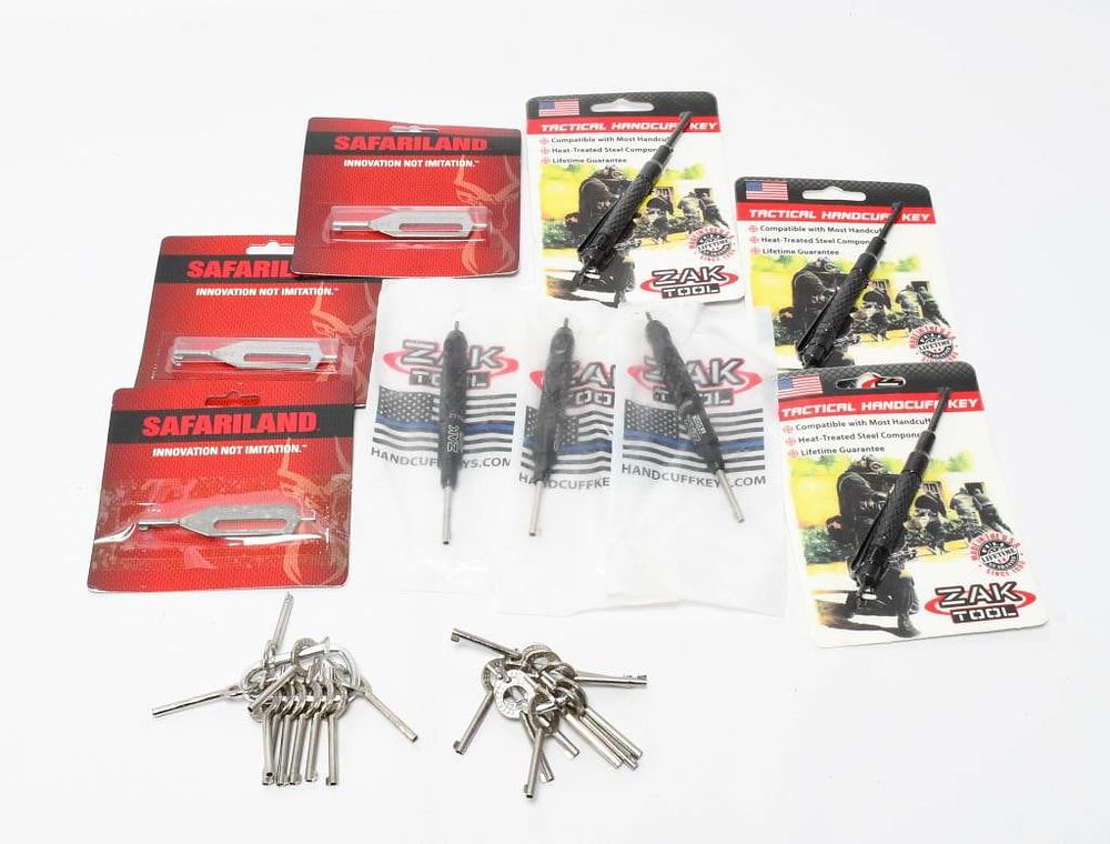 Lot 1082: 29 Various Style Handcuff Keys