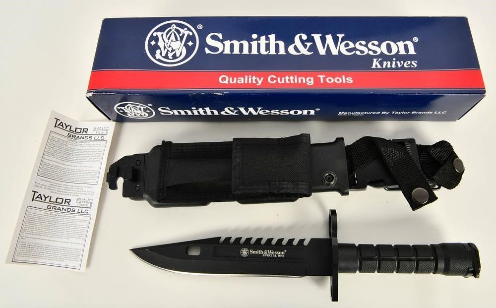 Lot 656: S&W Special Ops M4/M-16 M-9 Bayonet