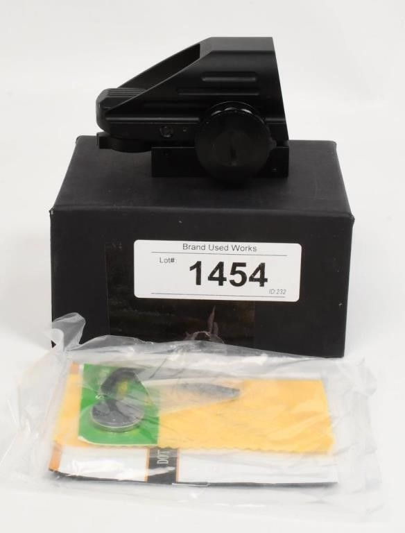 Lot 1454: New in the Box Pinty Red & Green Dot Sight