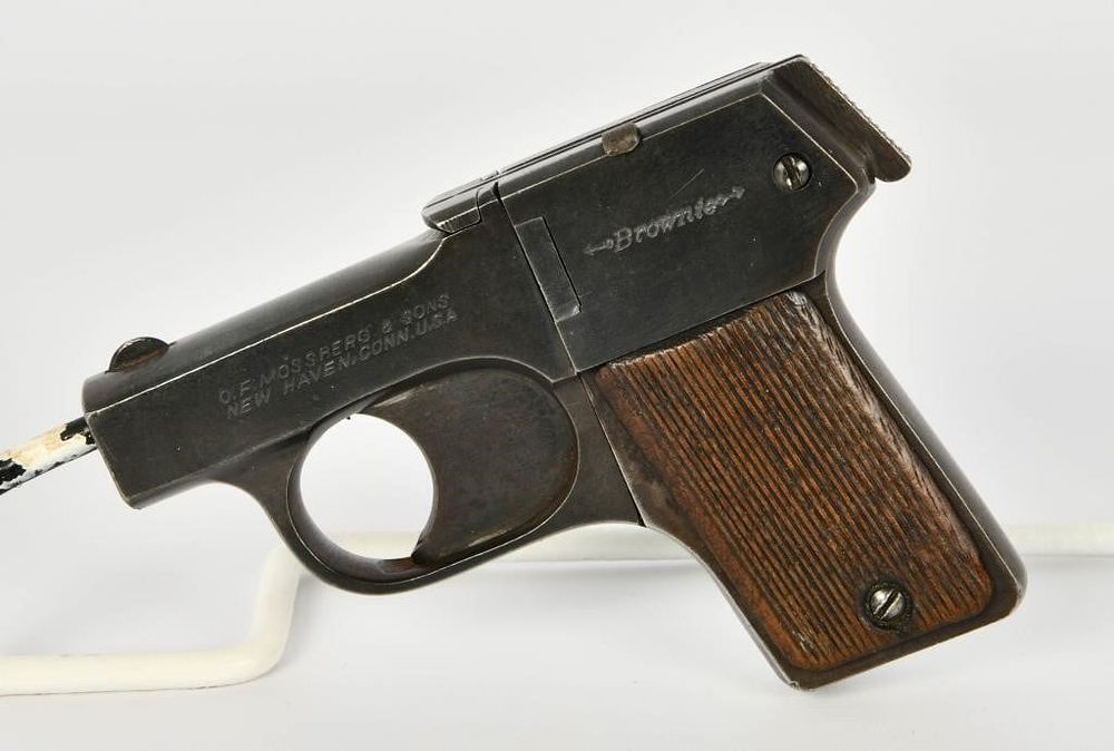 Lot 654: Mossberg Brownie 4 Shot .22 LR Pistol