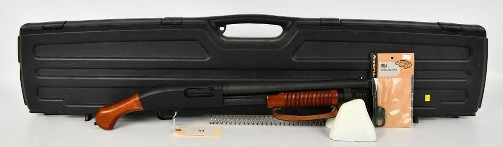 Lot 54: Mossberg 590 Nightstick 12 Gauge Pump Shotgun