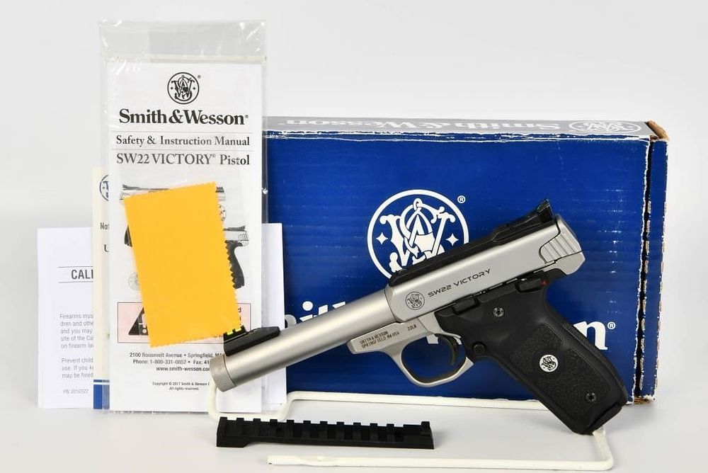 Lot 1392: Smith & Wesson SW22 Victory Semi Auto Pistol .22