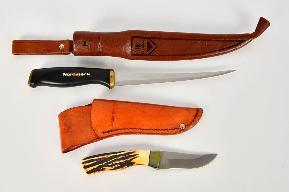 Lot 1478: 1 Fillet Knife & 1 Fixed Blade Knife W/ Sheaths