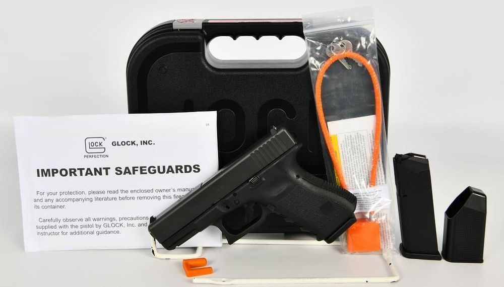 Lot 525: NEW GLOCK 19 Gen 3 9mm Semi Auto Pistol