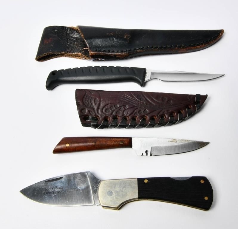 Lot 680: 2 Mini Knives With 1 Folding Pocket Knife
