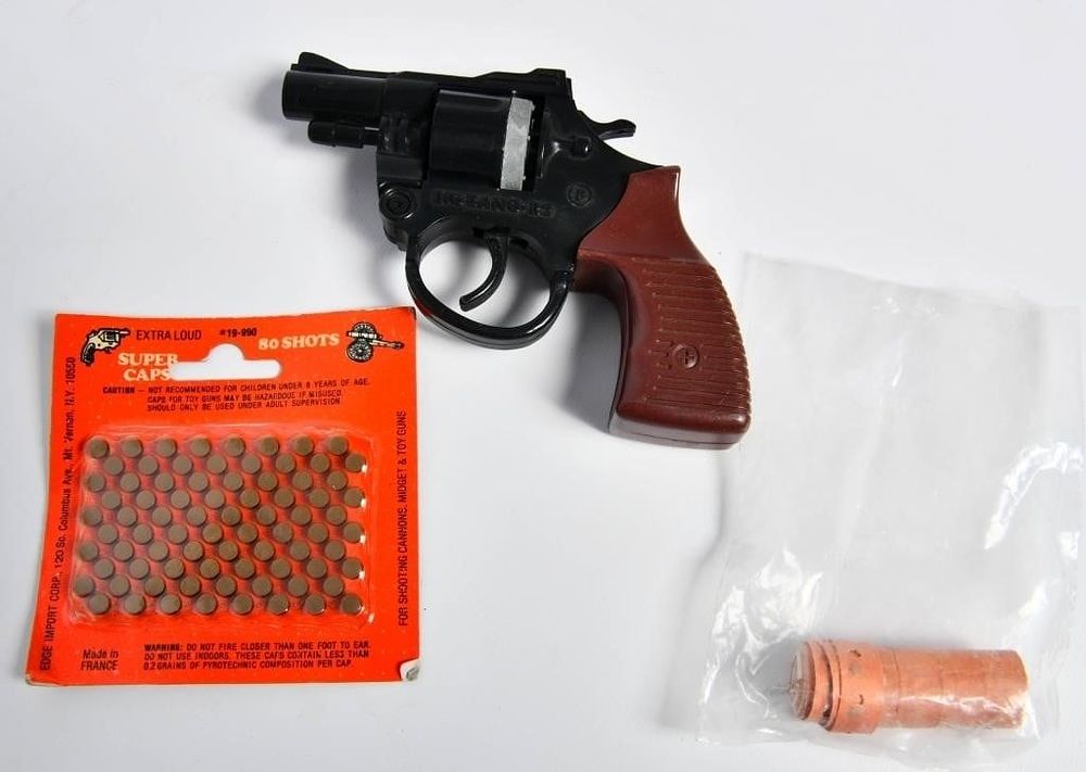 Lot 1496: Vintage Big Bang R2 Cap Revolver With Caps