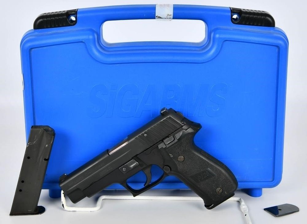 Lot 1596: Sig Sauer P226 Semi Auto Pistol .40 S&W