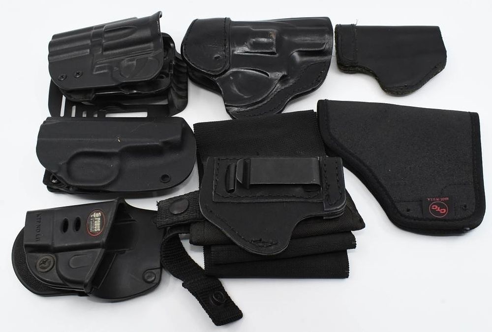 Lot 1676: 7 Various Style & Size Holsters