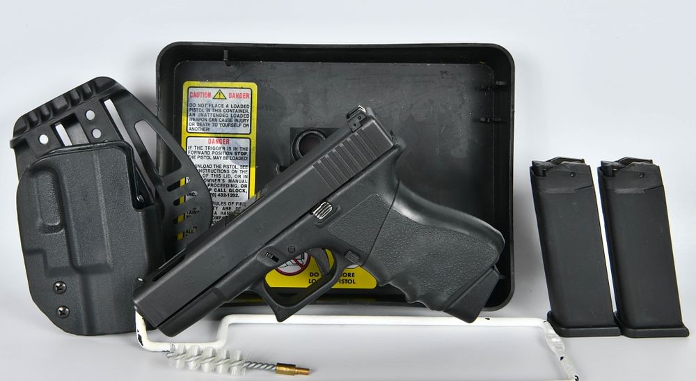Lot 219: Glock 19C Gen 3 9mm Compact Semi-Automatic Pistol
