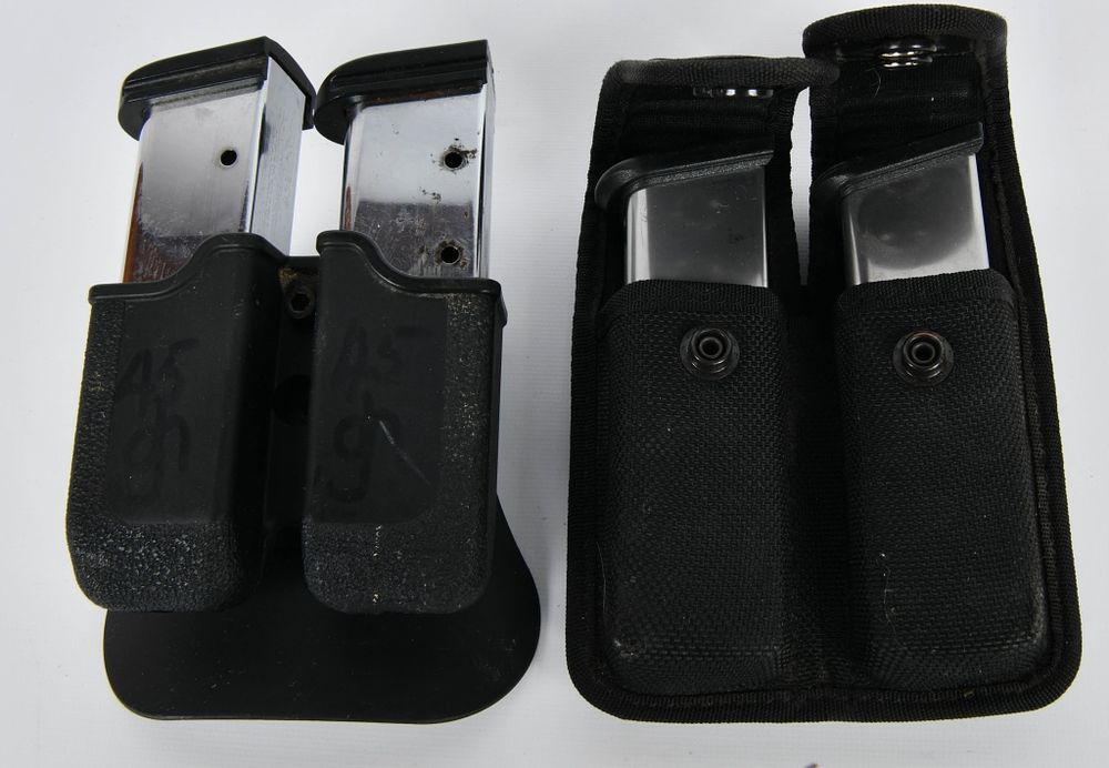 Lot 1115: 4 Magazines for .45 and two Mag Pouches